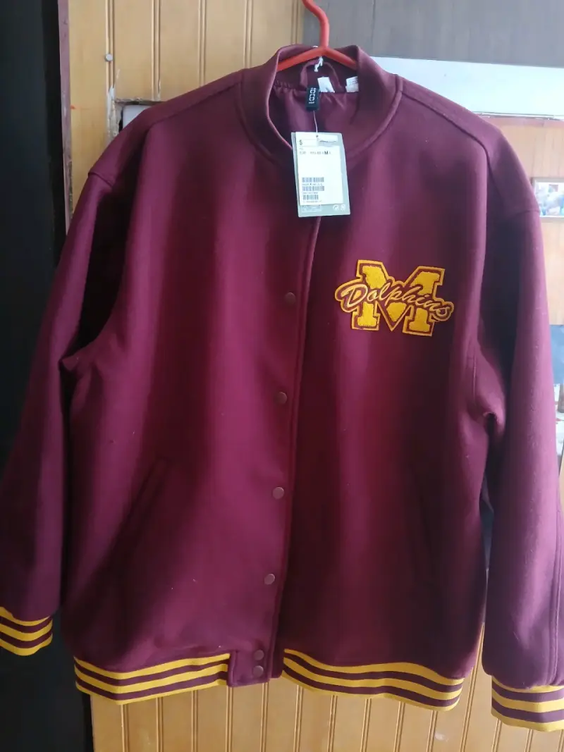 Chaqueta tipo varsity burdeos con logo - 2