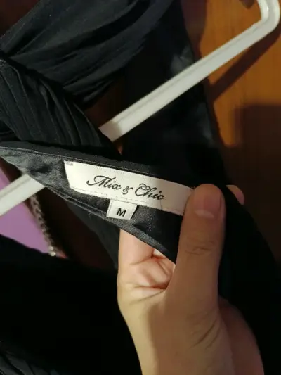 Vestido negro elegante - miniatura 4