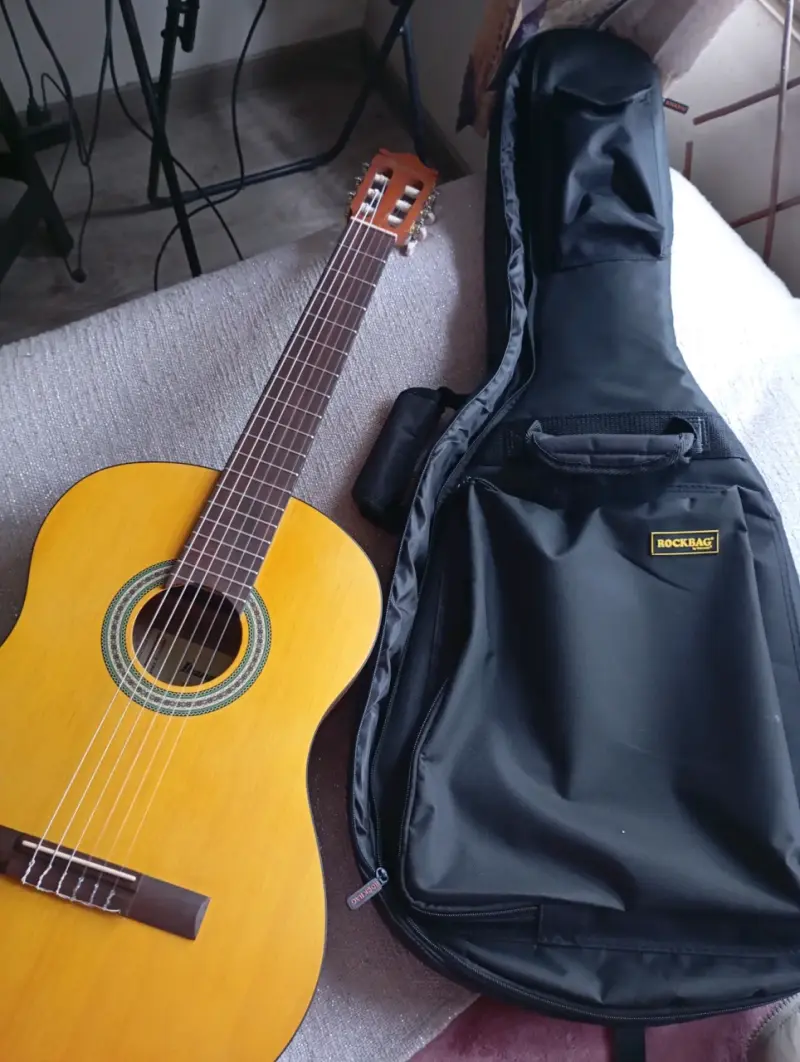 Guitarra acústica Ibánez con funda Rockbag - 2