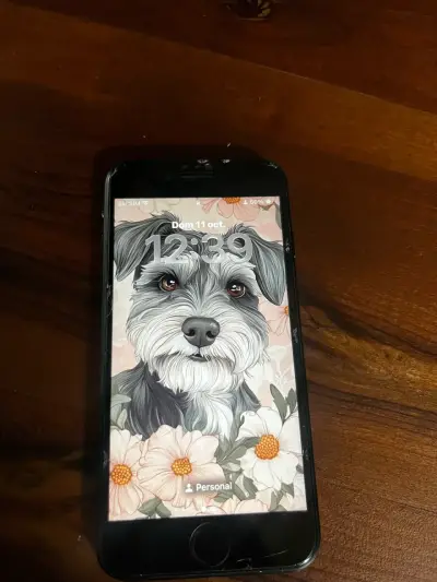 iPhone SE 2020 negro con funda rosada - miniatura 1