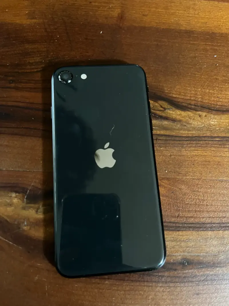 iPhone SE 2020 negro con funda rosada - 2