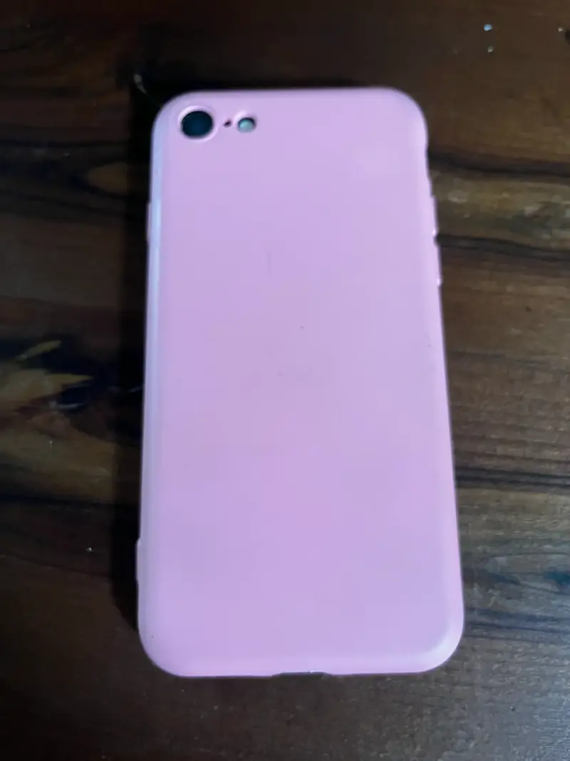 iPhone SE 2020 negro con funda rosada - 3