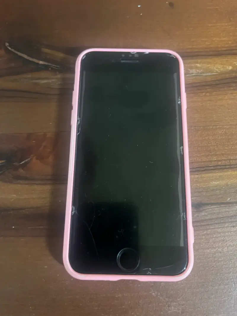 iPhone SE 2020 negro con funda rosada - 4