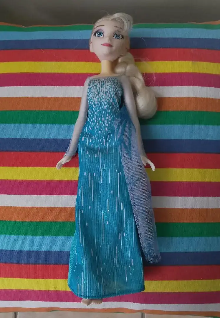 Muñeca Disney Elsa de Frozen con vestido azul - 1