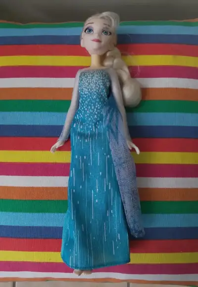 Muñeca Disney Elsa de Frozen con vestido azul - miniatura 1