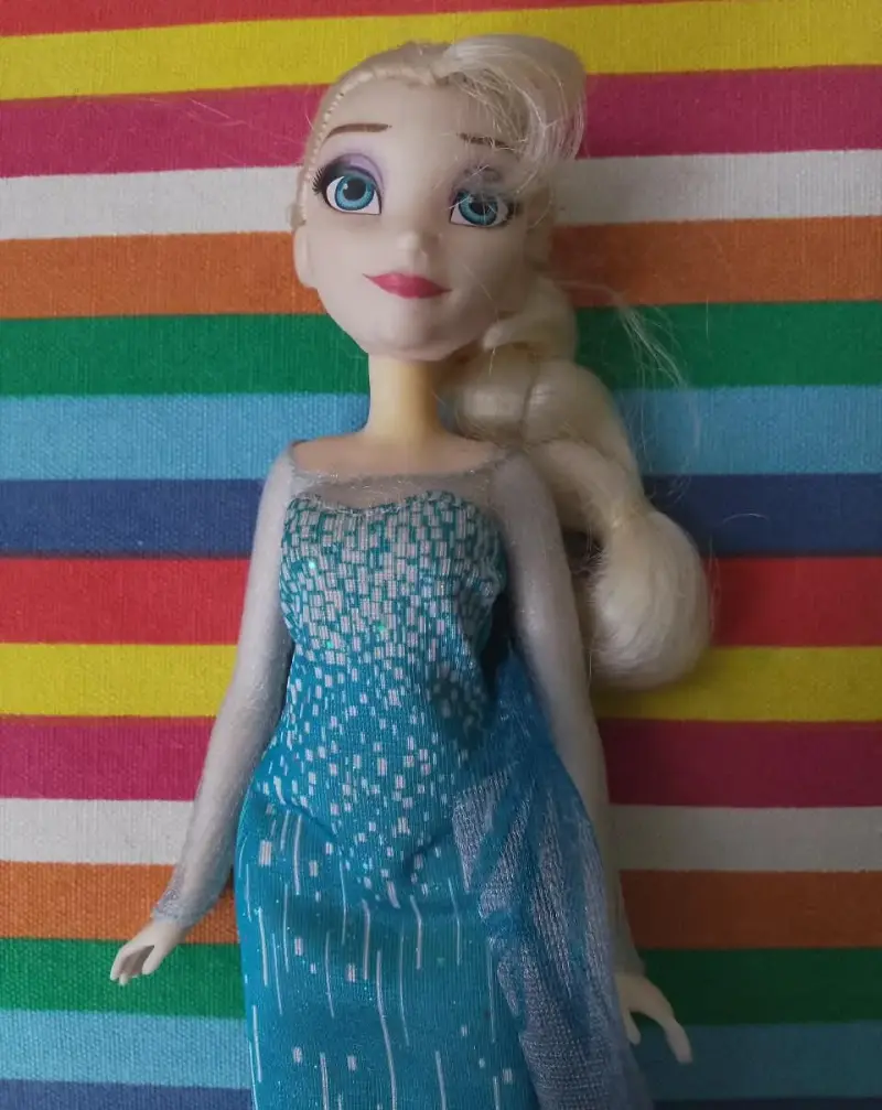 Muñeca Disney Elsa de Frozen con vestido azul - 2