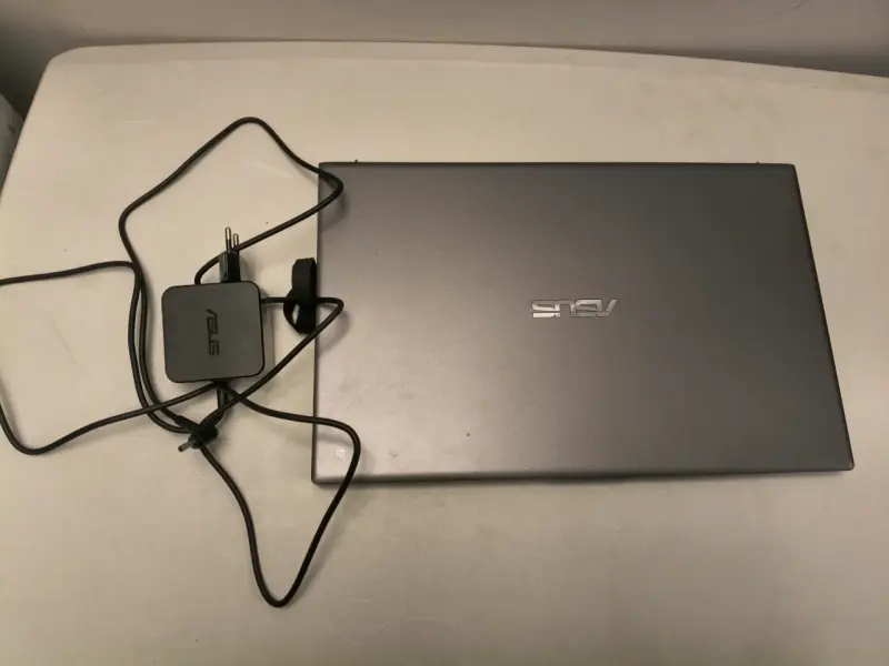 Laptop ASUS VivoBook 15 con AMD Ryzen - 3