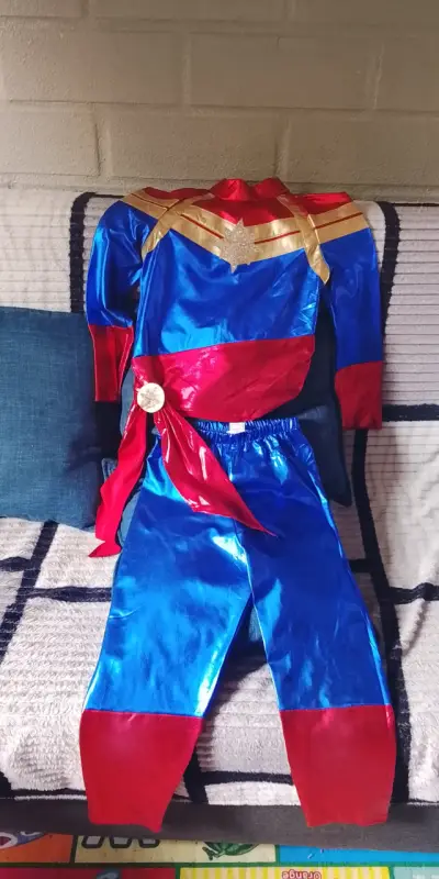 Disfraz de superheroína para niña en azul y rojo - miniatura 2