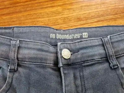 Bermudas de mezclilla gris No Boundaries talla 44 - miniatura 2