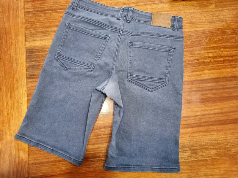Bermudas de mezclilla gris No Boundaries talla 44 - 3