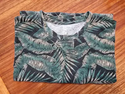 Polera estampada de hojas tropicales - miniatura 2
