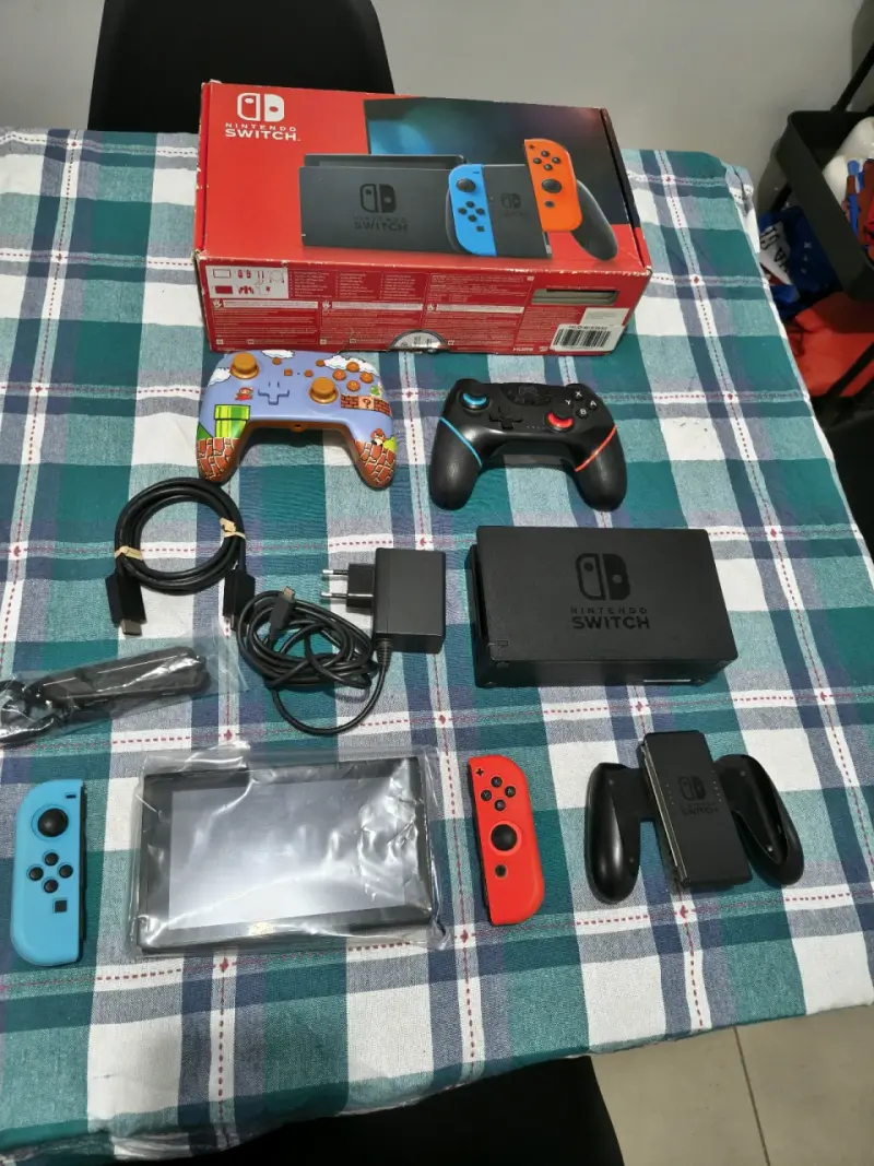 Consola Nintendo Switch con accesorios y juego Super Mario Party - 5