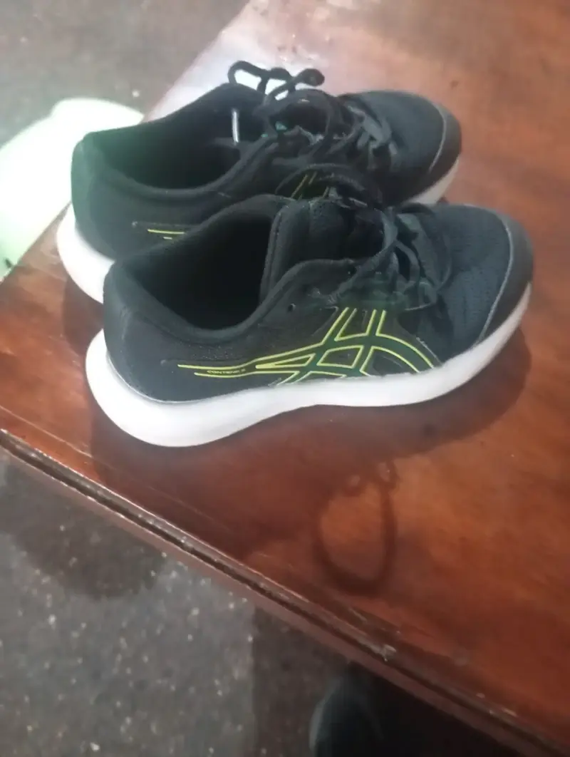 Zapatillas deportivas negras con detalles verdes