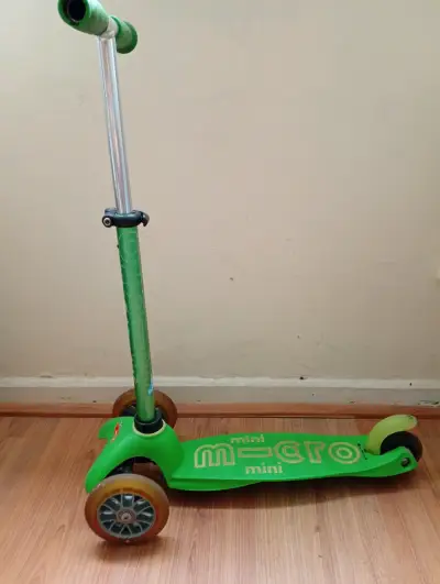 Scooter infantil verde Micro Mini - miniatura 2