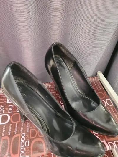 Zapatos de tacón alto negros elegantes - miniatura 1