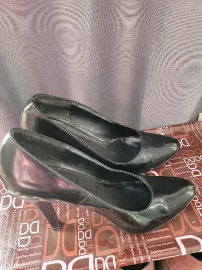 Zapatos de tacón alto negros elegantes - miniatura 4