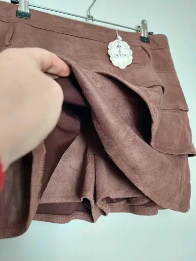 Falda corta marrón con volantes - miniatura 3