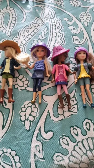 Muñecas de moda con sombreros y botas - miniatura 1