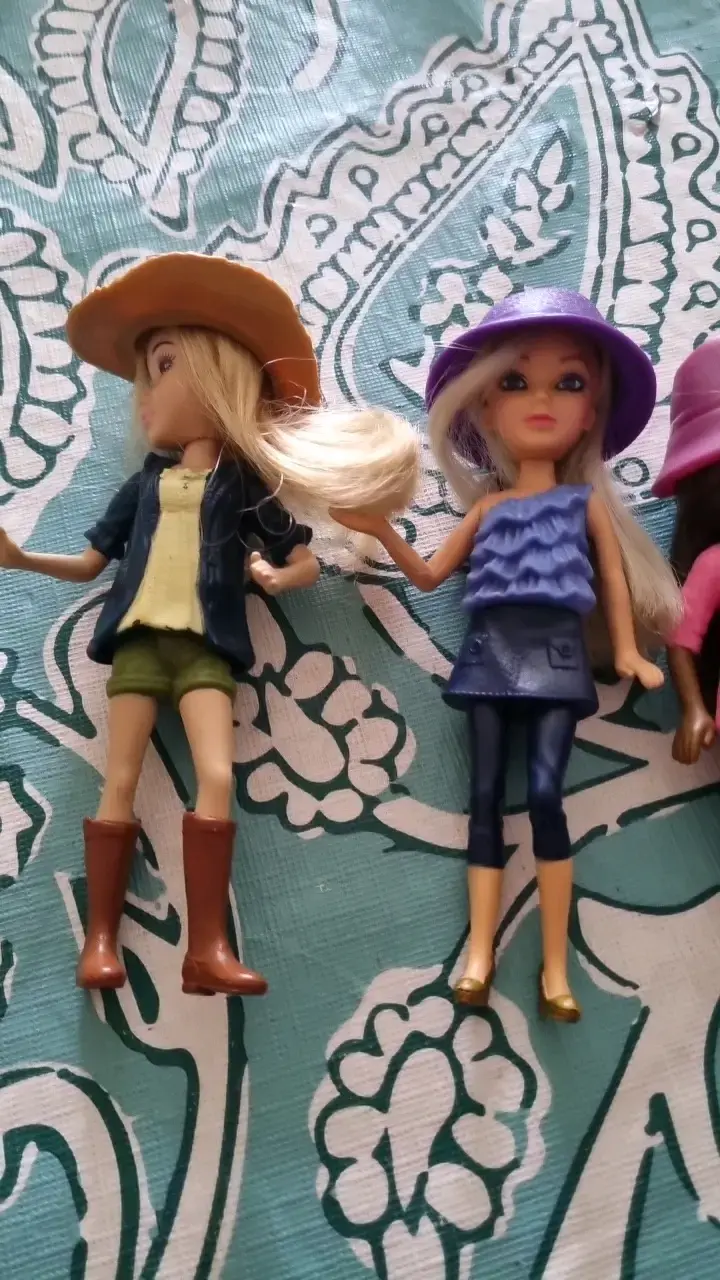 Muñecas de moda con sombreros y botas - 2
