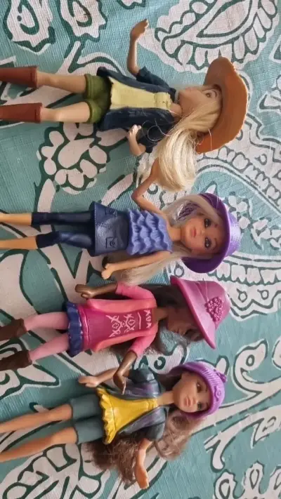 Muñecas de moda con sombreros y botas - miniatura 4
