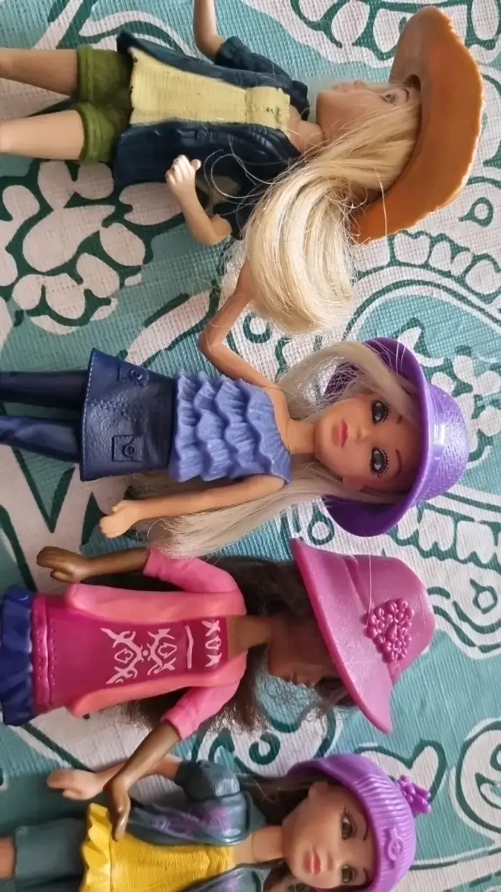 Muñecas de moda con sombreros y botas - 5