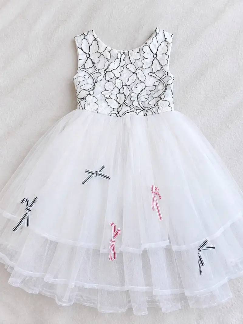 Vestido de niña blanco con encaje floral y lazos