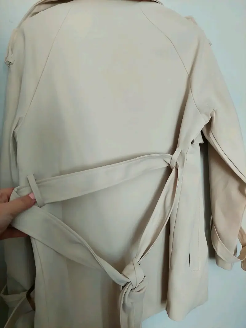 Abrigo trench beige con cinturón ajustable - 2