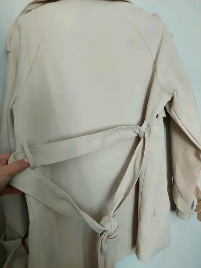 Abrigo trench beige con cinturón ajustable - miniatura 2