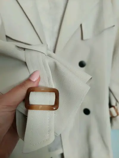 Abrigo trench beige con cinturón ajustable - miniatura 3