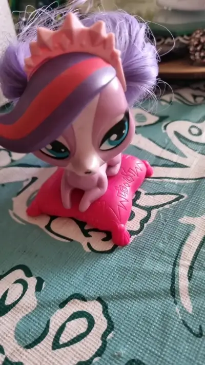 Figura de juguete Littlest Pet Shop con almohada - miniatura 1