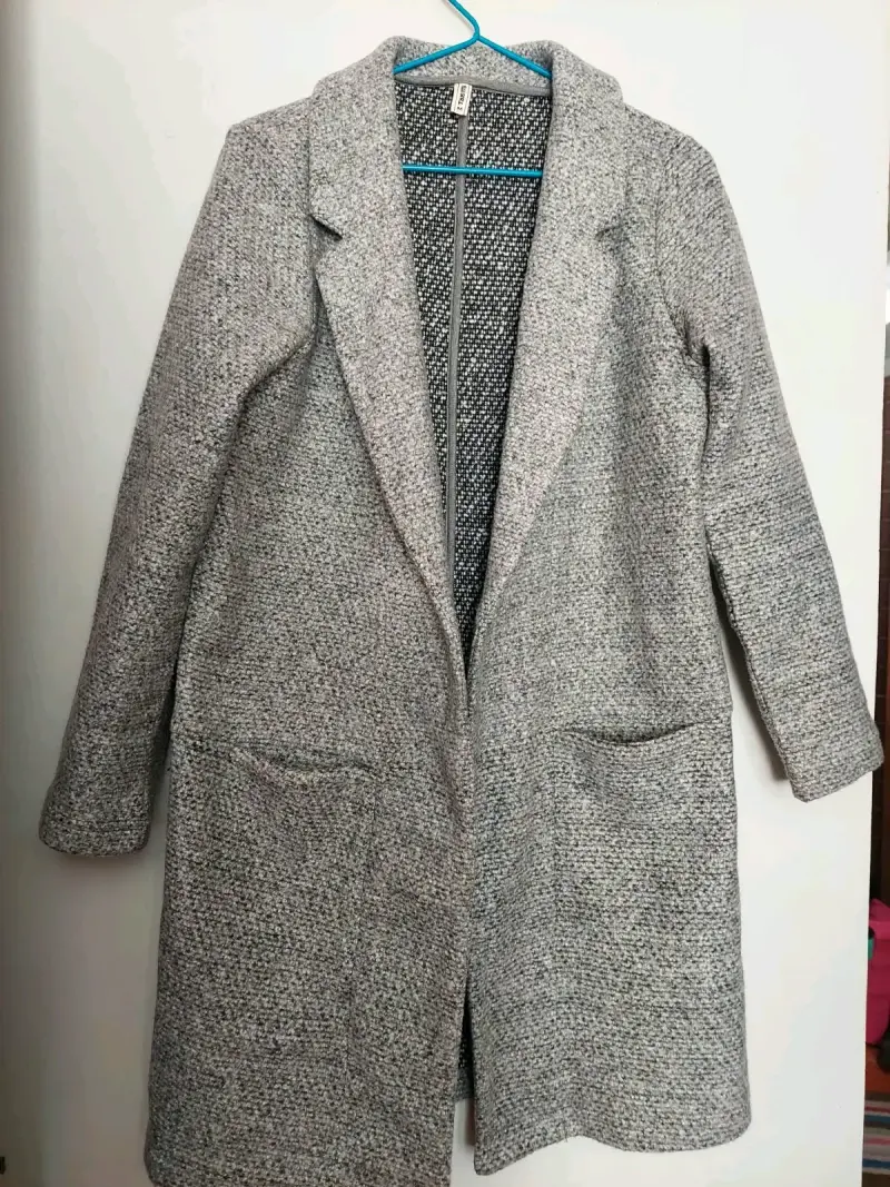 Abrigo largo gris para mujer con bolsillos - 1