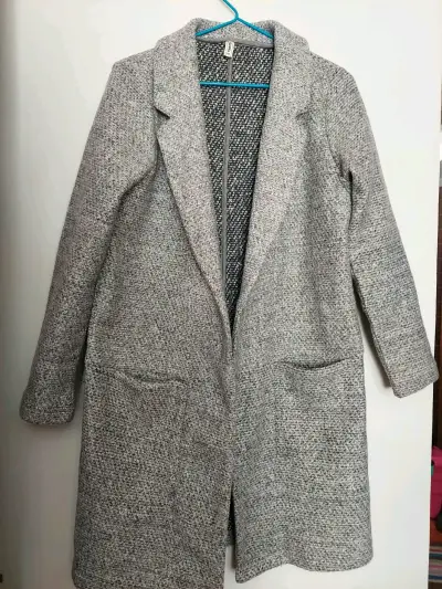 Abrigo largo gris para mujer con bolsillos - miniatura 1