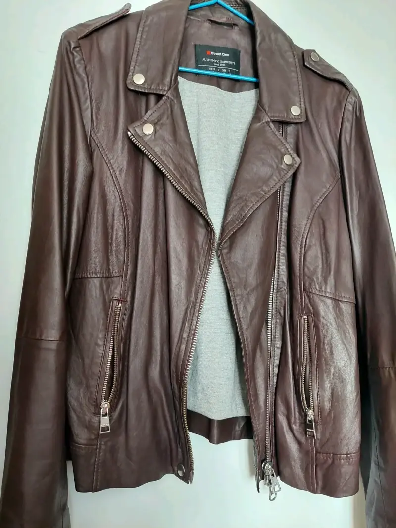 Chaqueta de cuero marrón para mujer