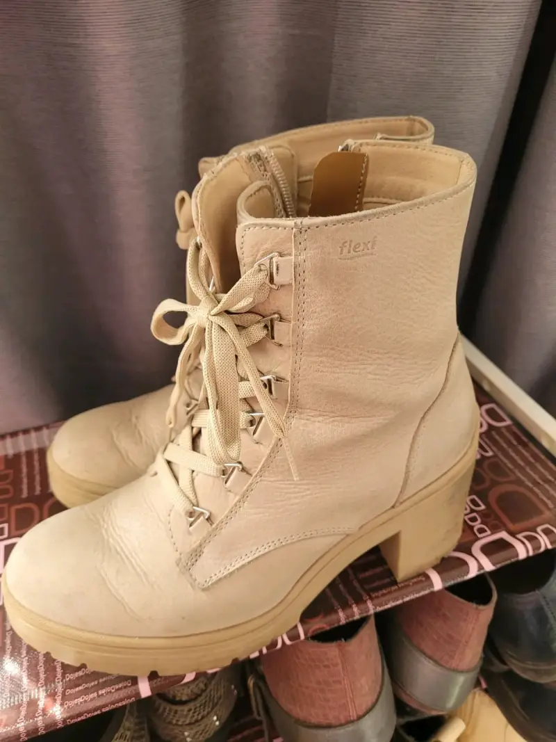 Botines de cuero beige con cierre lateral - 3