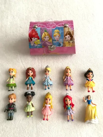Set de 10  mini  princesas Disney con maleta - miniatura 1