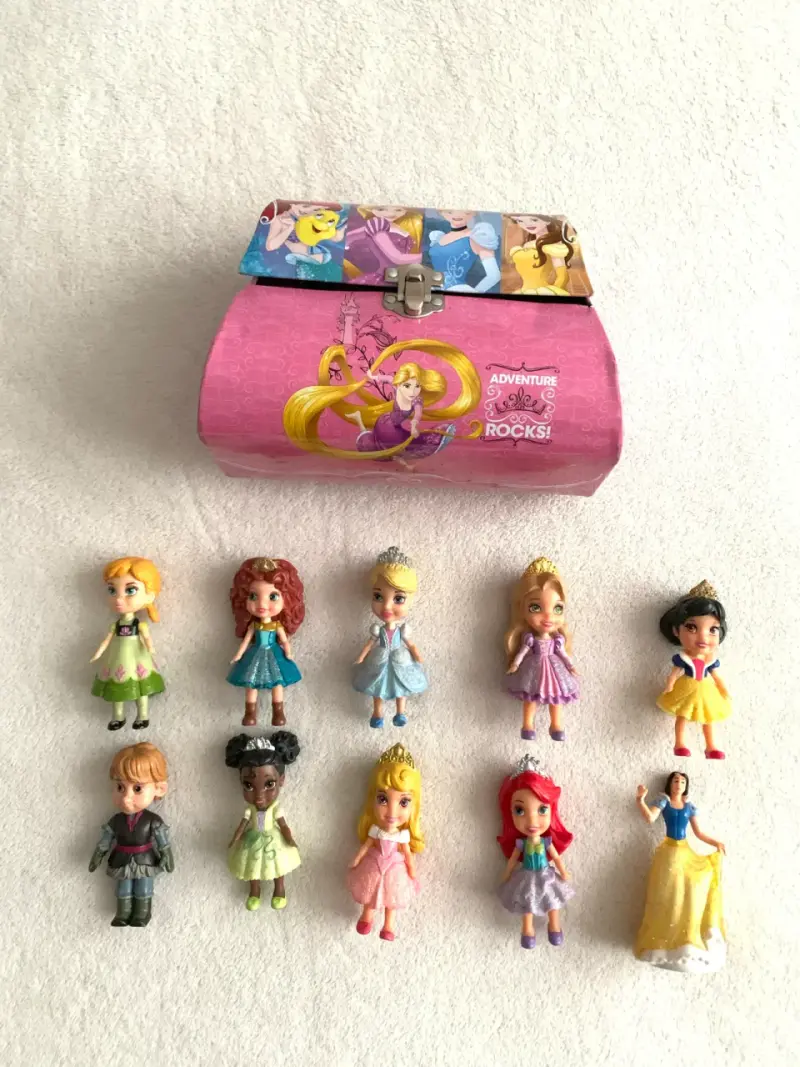 Set de 10  mini  princesas Disney con maleta - 2
