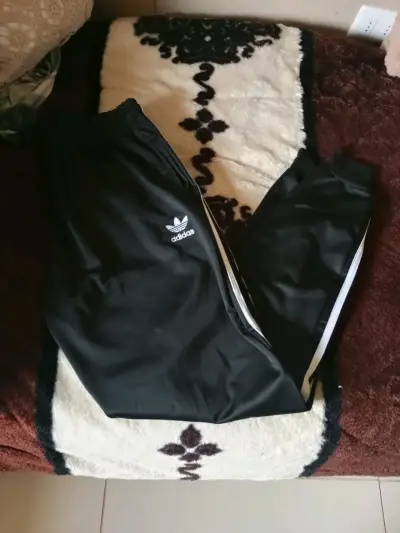 Pantalones deportivos negros Adidas con logo - miniatura 1