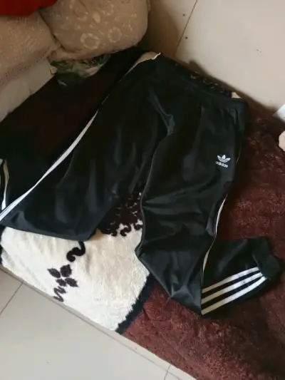 Pantalones deportivos negros Adidas con logo - miniatura 2