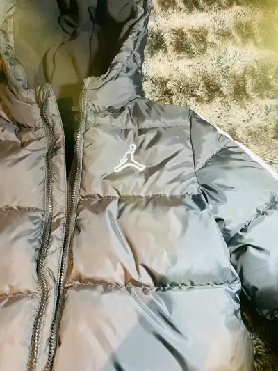 Chaqueta acolchada negra Jordan original para niño - miniatura 4