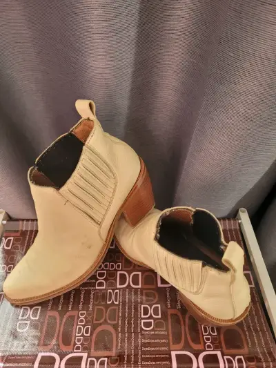 Botines de cuero beige con tacón - miniatura 1