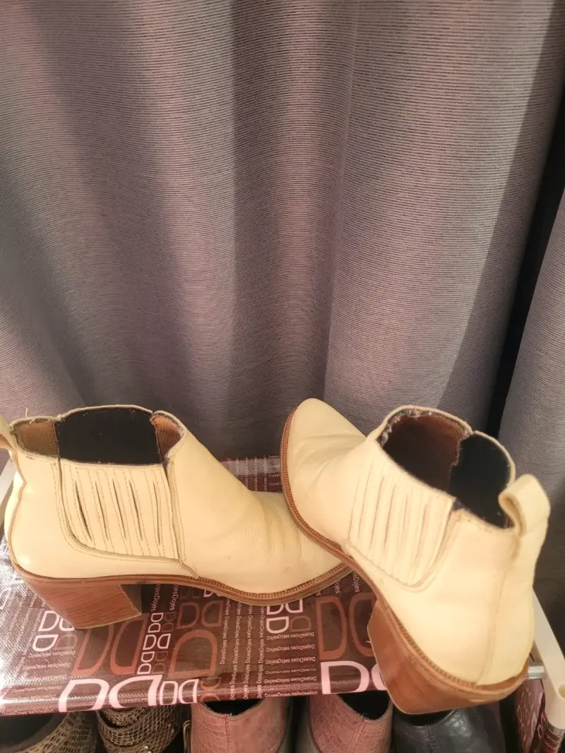 Botines de cuero beige con tacón - 4