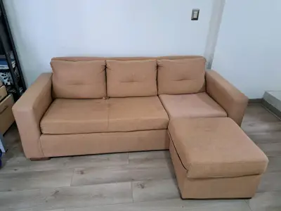 Sofá seccional beige con otomana - miniatura 1