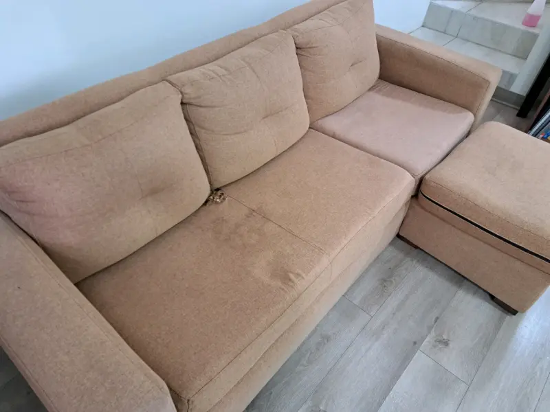 Sofá seccional beige con otomana - 2