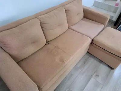 Sofá seccional beige con otomana - miniatura 2