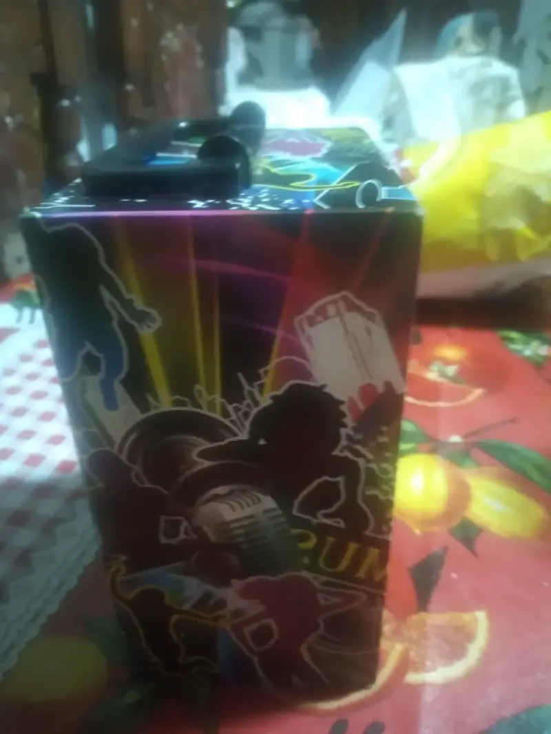 Parlante portátil con diseño gráfico - 2