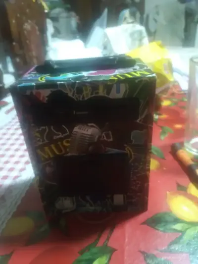 Parlante portátil con diseño gráfico - miniatura 3