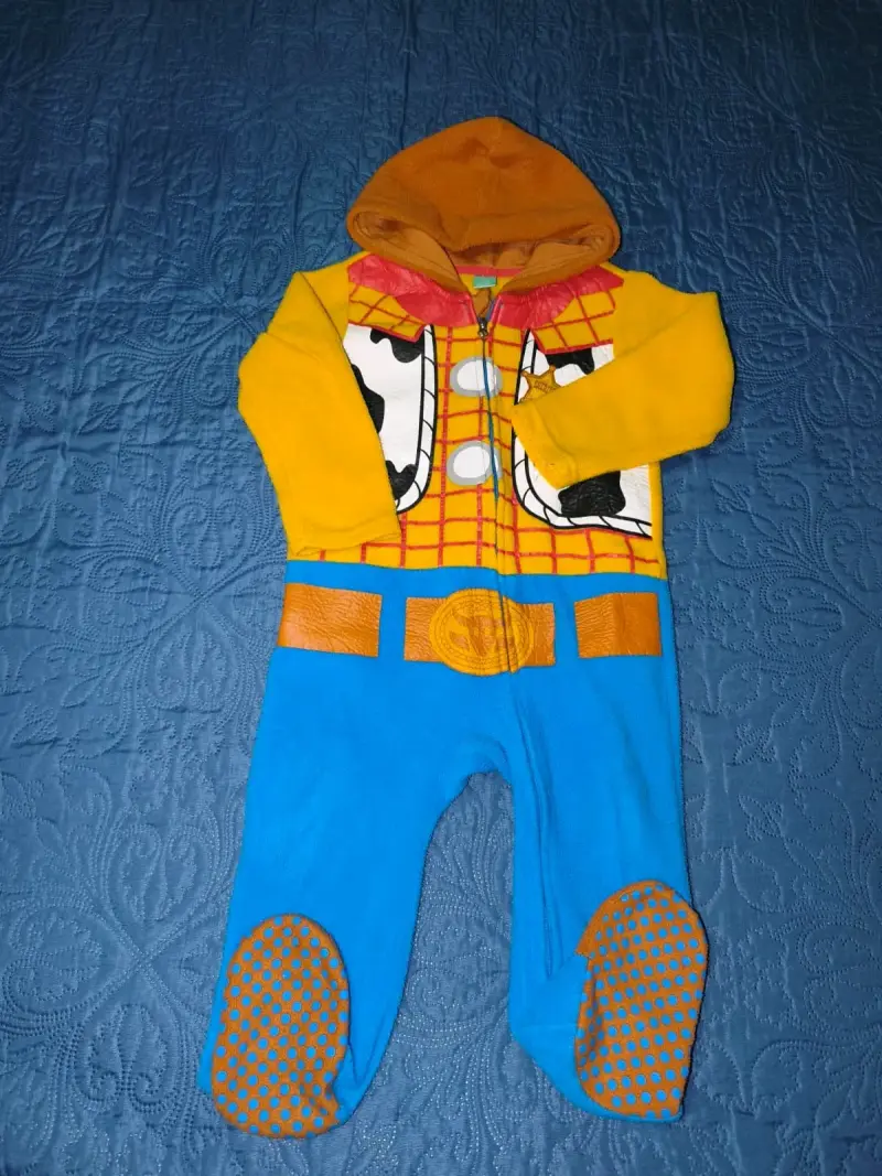 Pijama de bebé estilo vaquero con capucha