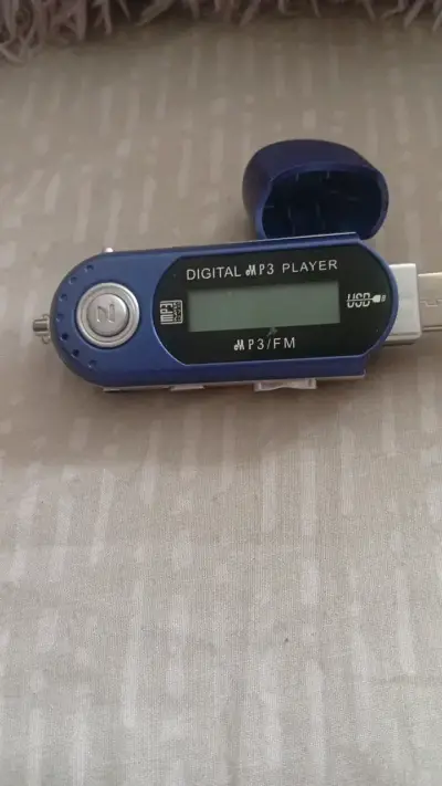 Reproductor MP3 digital con USB y FM - miniatura 1