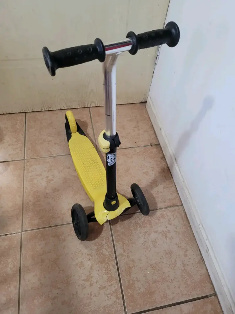 Patinete infantil amarillo con tres ruedas