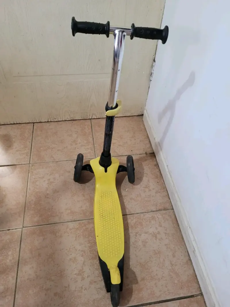 Patinete infantil amarillo con tres ruedas - 2